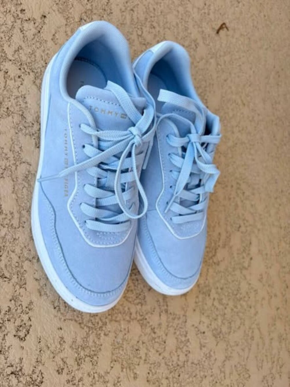 Tommy Hilfiger Suede Logo Sneakers – Breezy Blue – Size 6.5